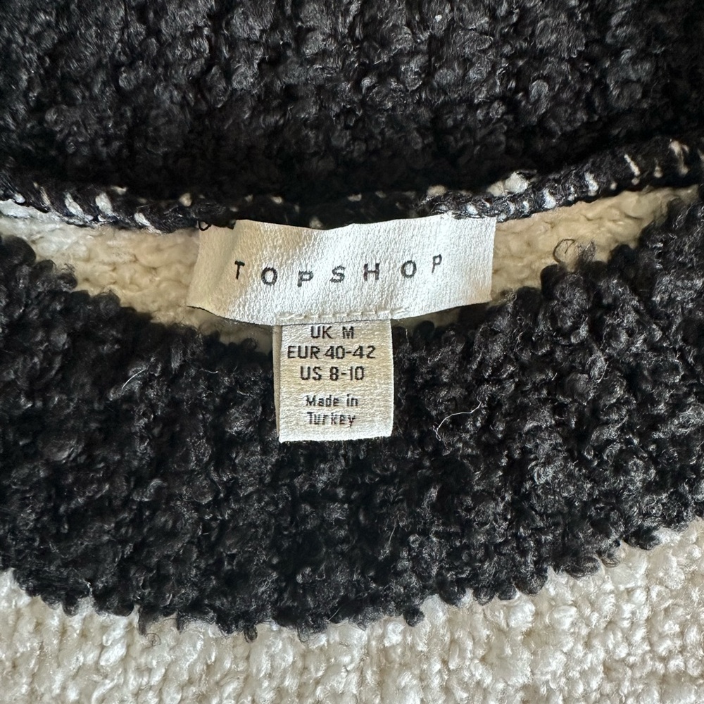 Topshop Sweater
Black and white 3/4 sleeves - Picture 4 of 7